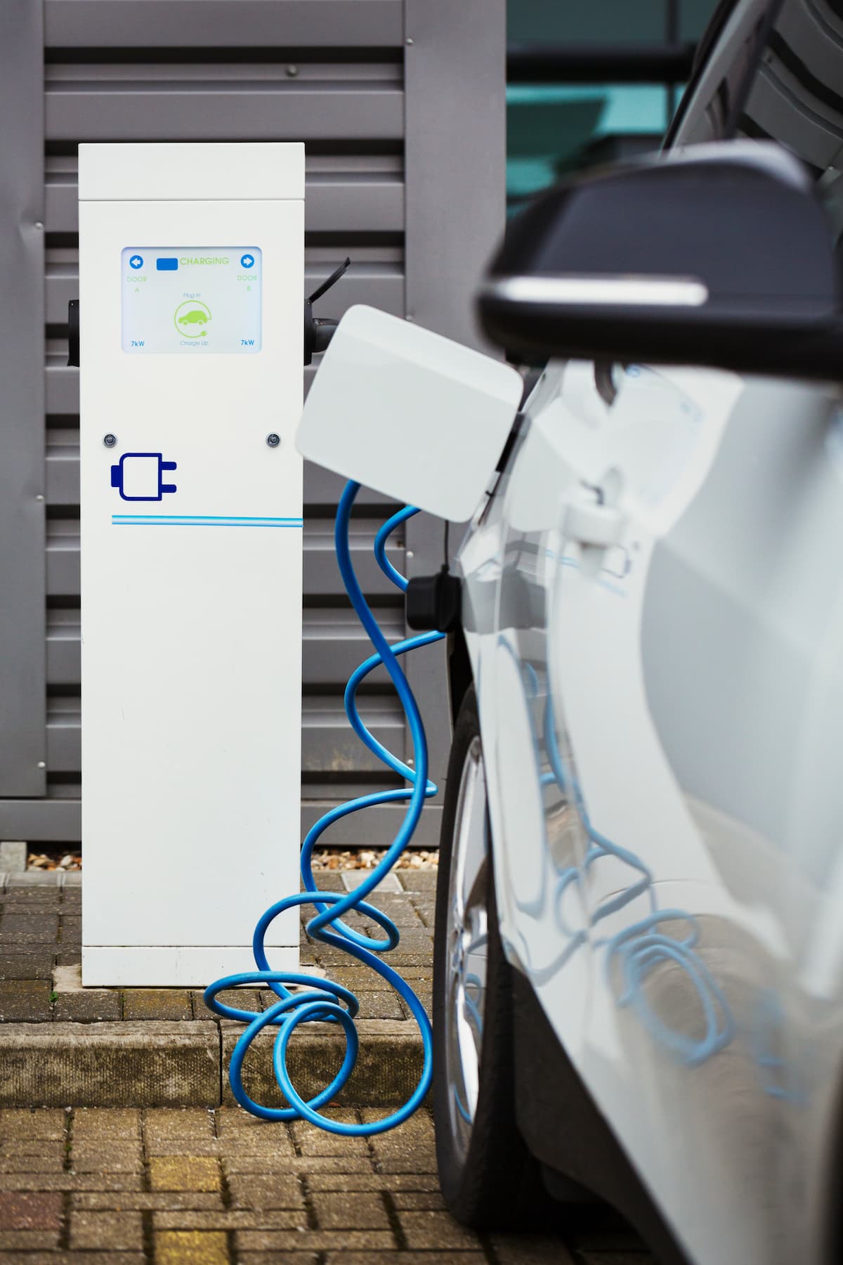voiture électrique recharge avec un cable borne electrique